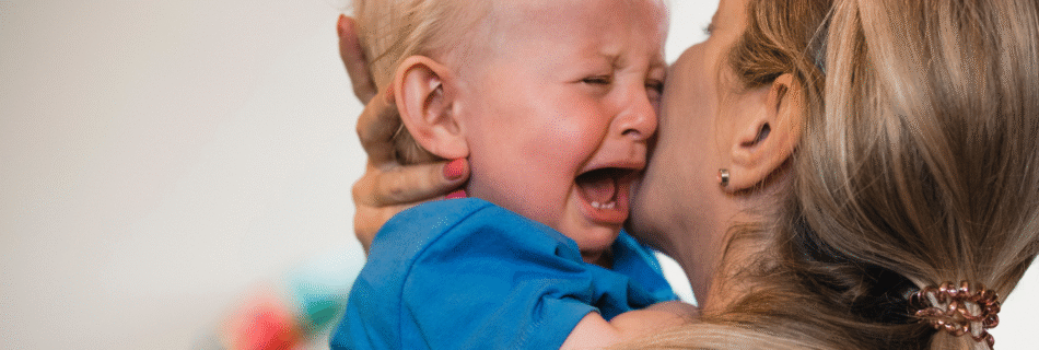 Mon enfant pleure quand je le dépose à l’école : culpabilité, angoisse de séparation, cerveau de l’enfant… Découvrez pourquoi les pleurs sont normaux et comment les accompagner