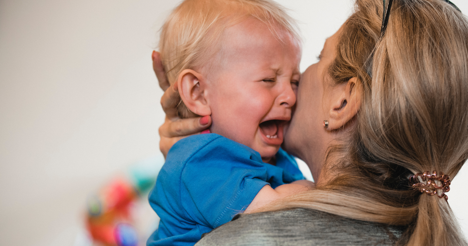 Mon enfant pleure quand je le dépose à l’école : culpabilité, angoisse de séparation, cerveau de l’enfant… Découvrez pourquoi les pleurs sont normaux et comment les accompagner